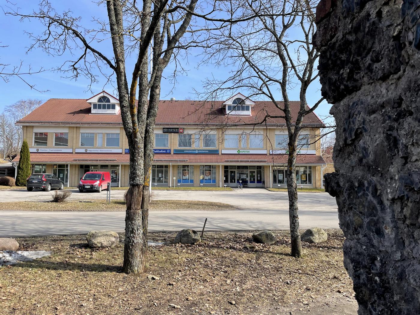 Mindre affärshus fotat från andra sidan vägen