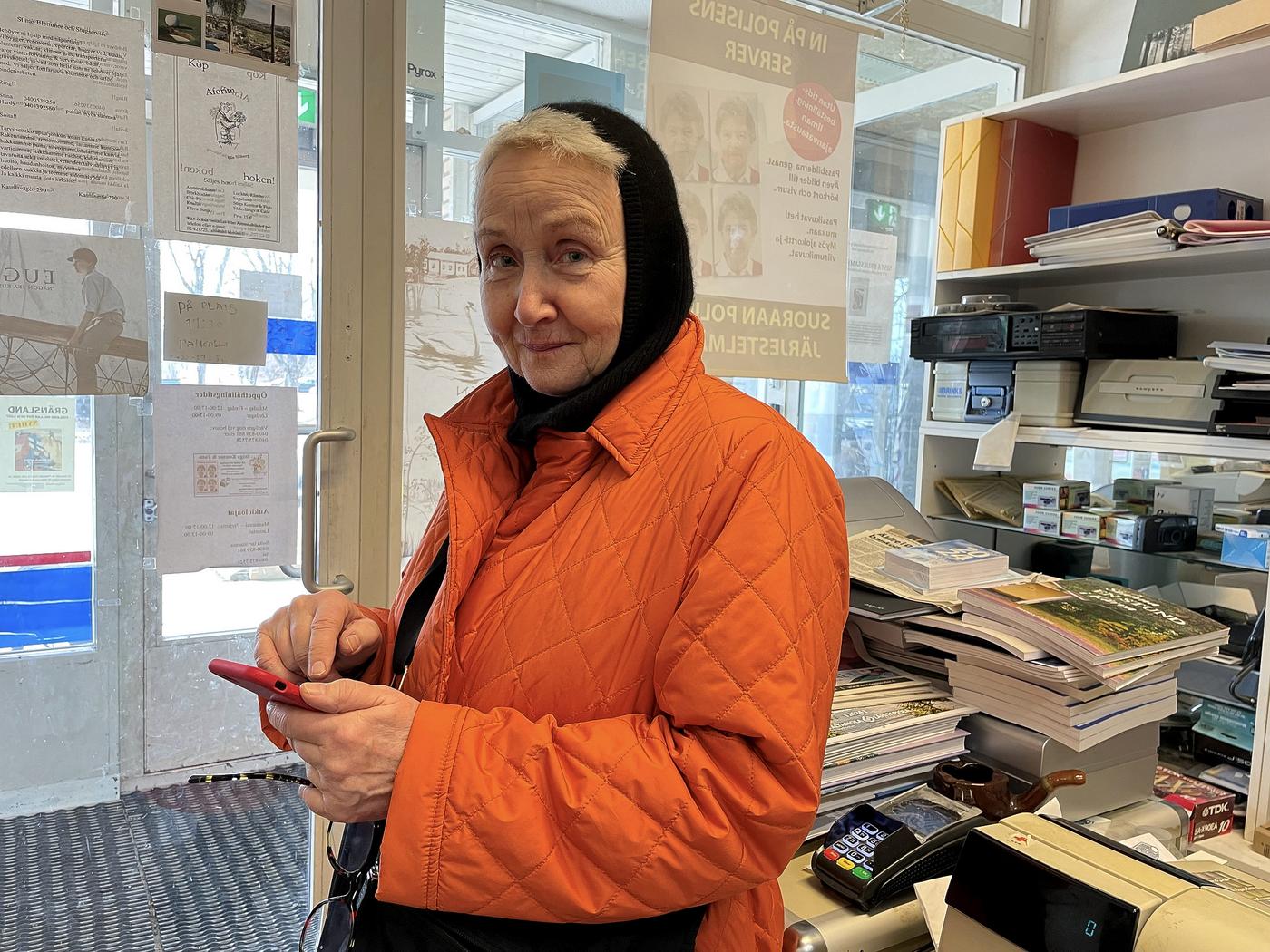 Kvinna i ett kontor med telefonen i handen