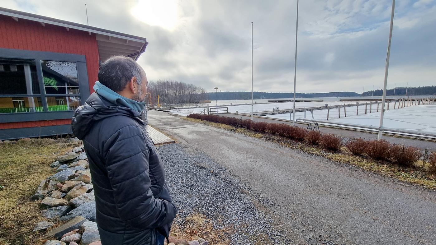 En man ser ut över havet