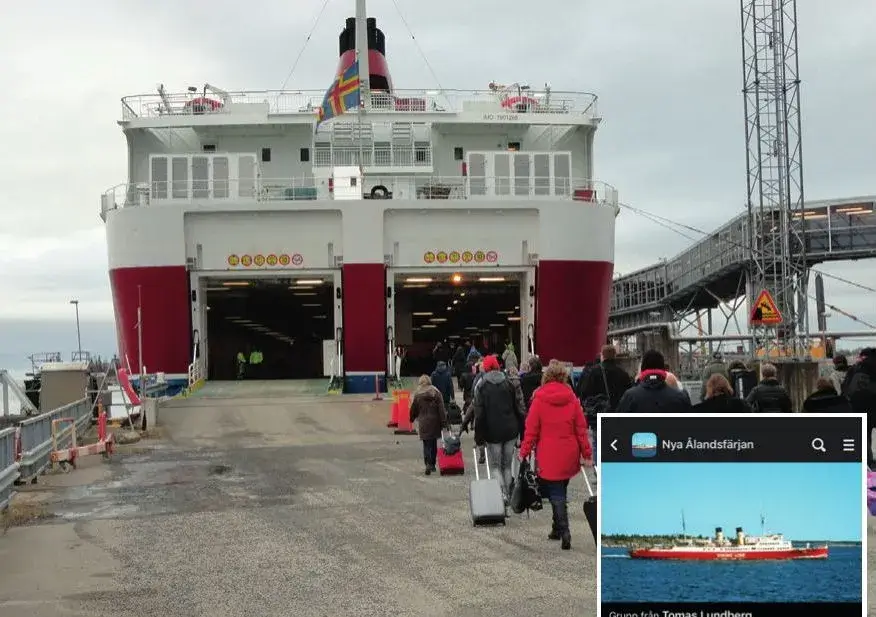Ingångar i aktern på ett kryssningsfartyg. Människor med resväskor som promenerar mot ingången.