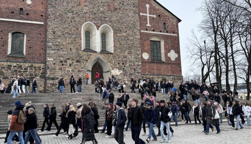 studerande samlas vid domkyrkan i åbo