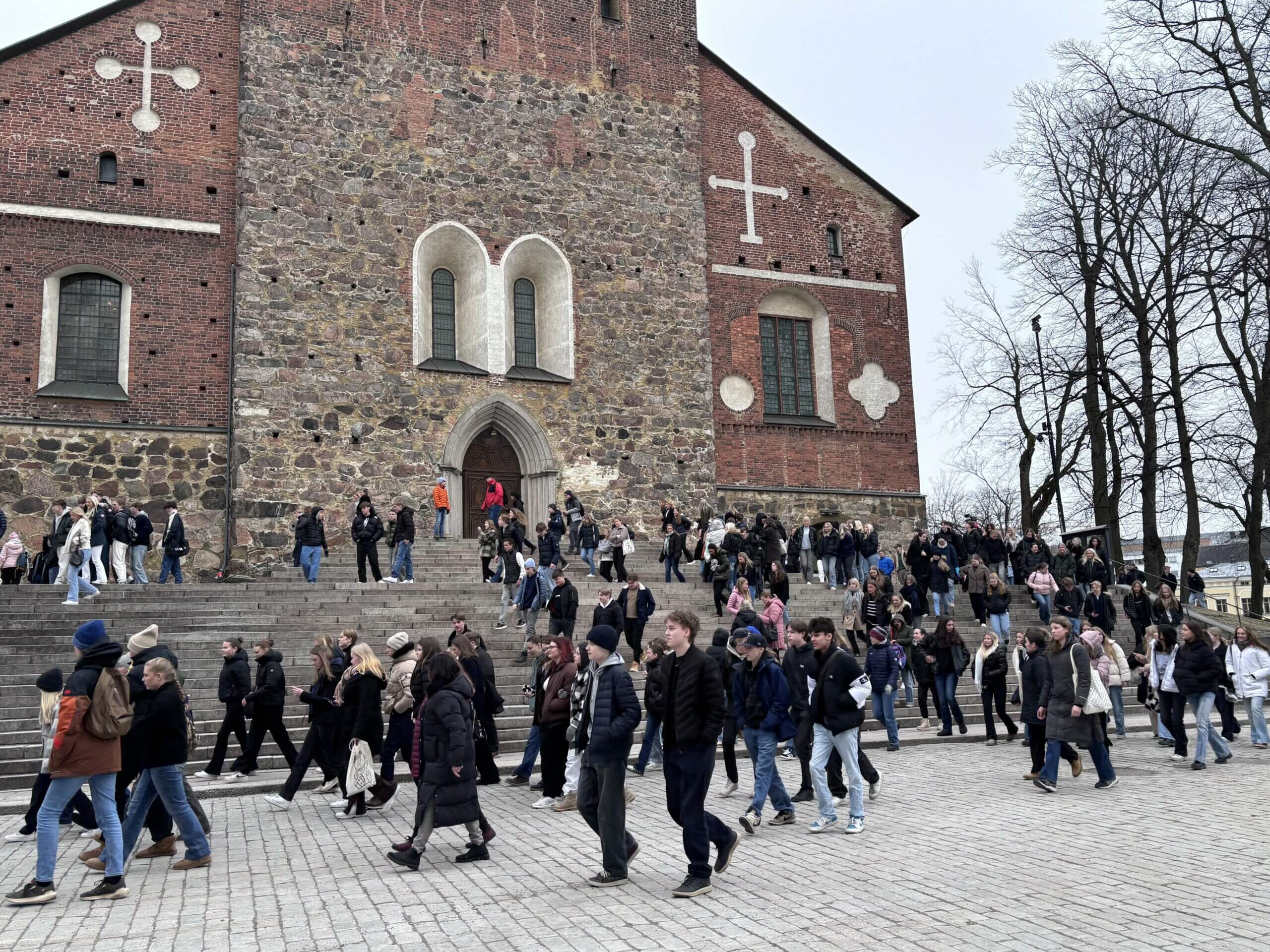 studerande samlas vid domkyrkan i åbo