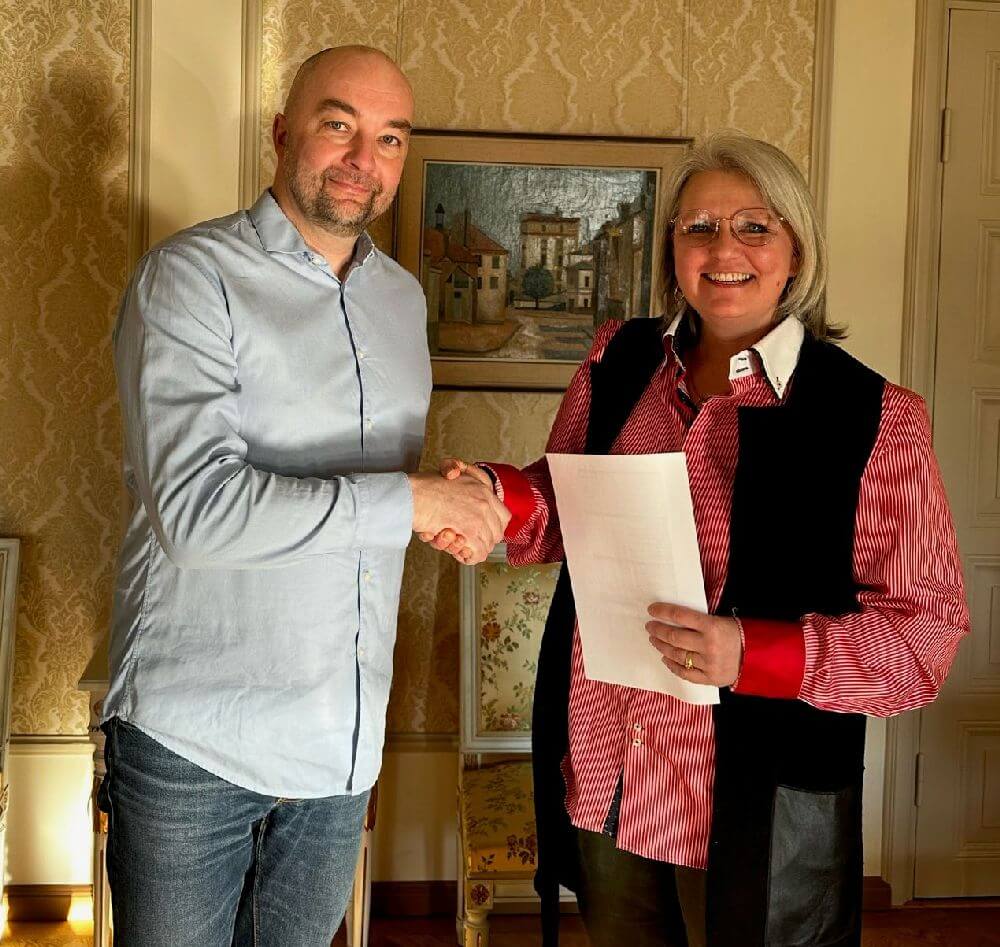 Man och kvinna skakar hand