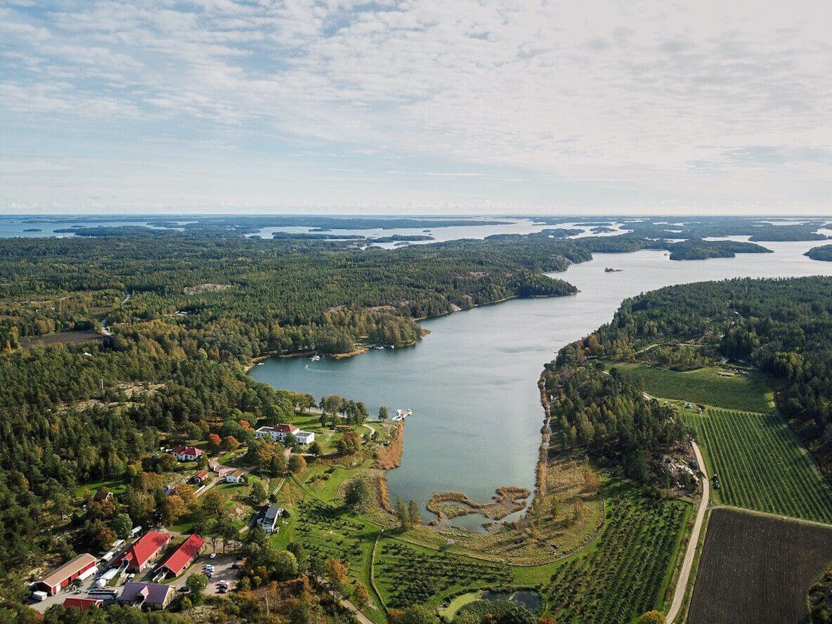 Flygbild över ett gårdsområde vid en vik