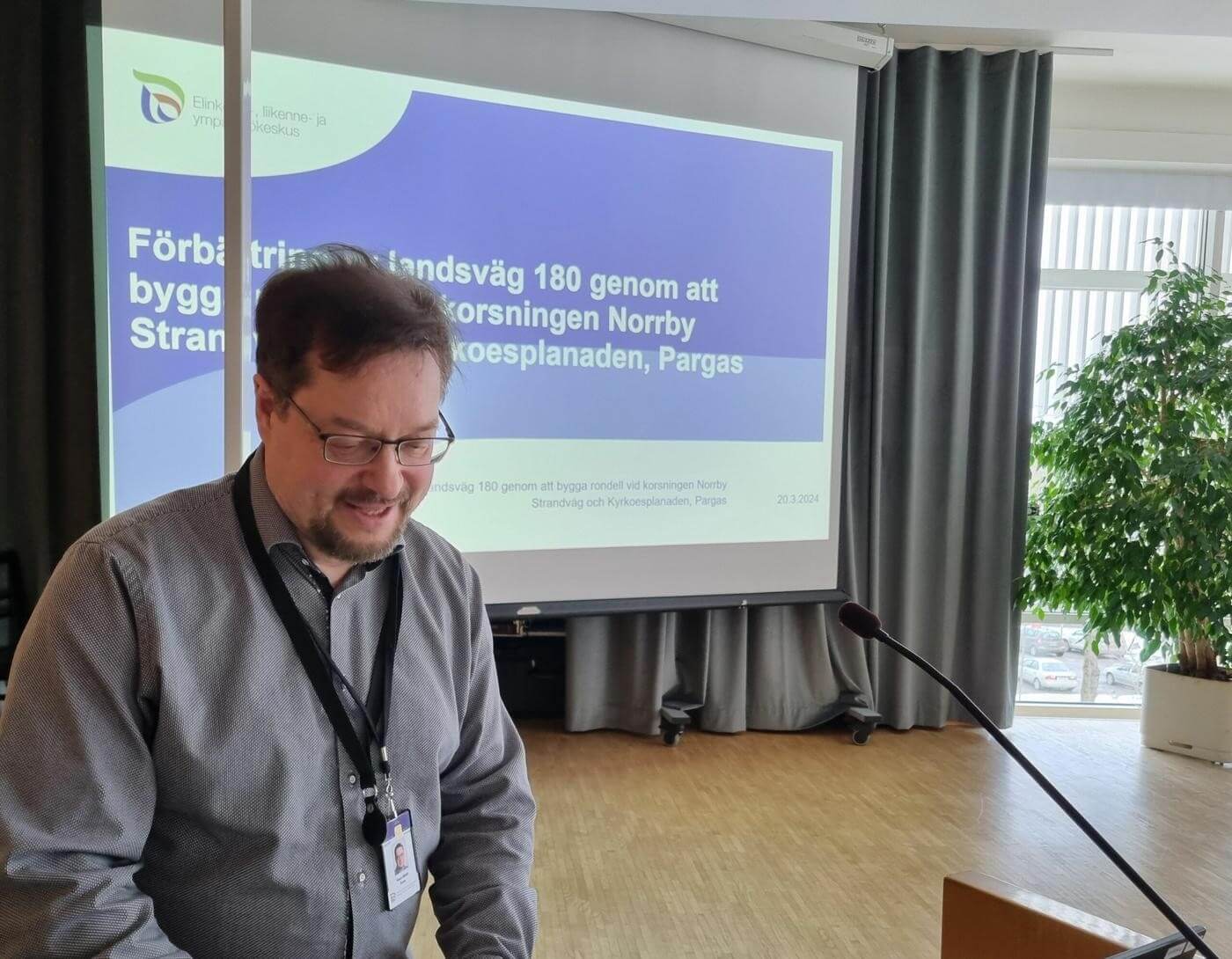 en man förbereder en presentation