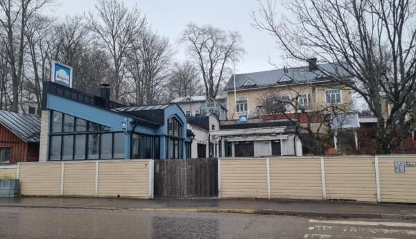 Restaurangbyggnad i trädgårdsmiljö.