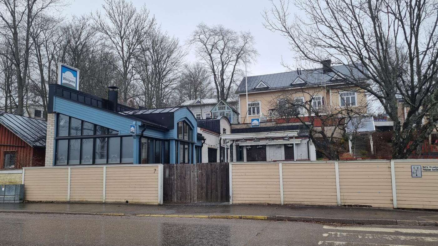 Restaurangbyggnad i trädgårdsmiljö.