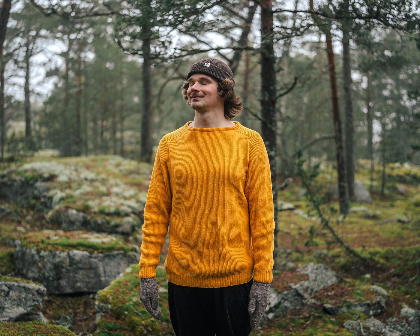 ung man i en skog.