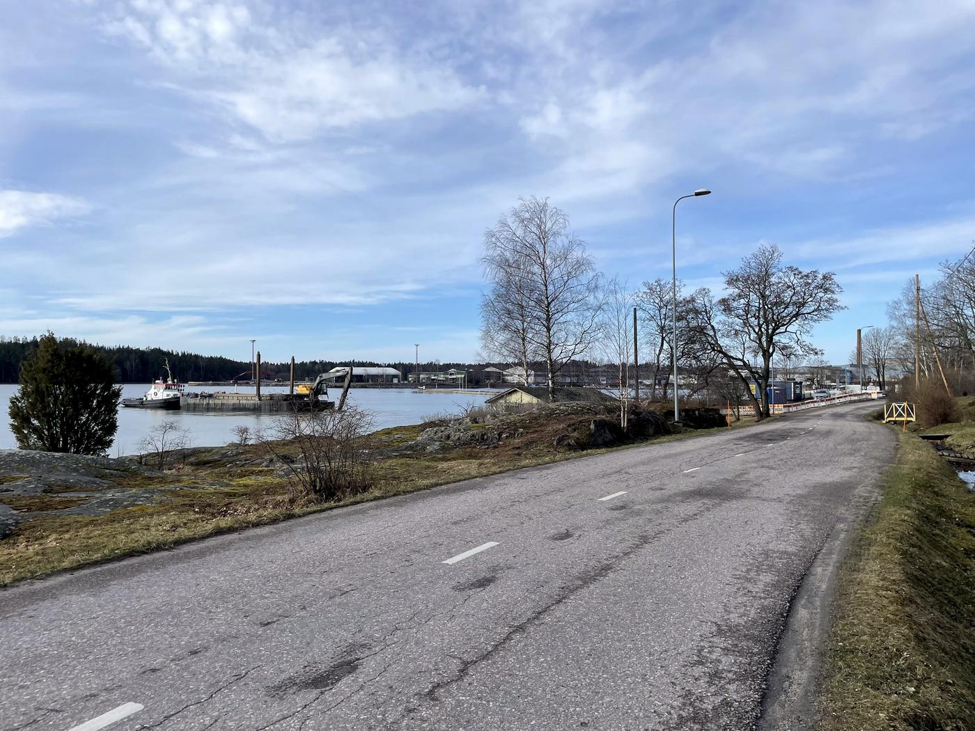 byggarbetsplats vid en strand nära en mindre asfaltväg