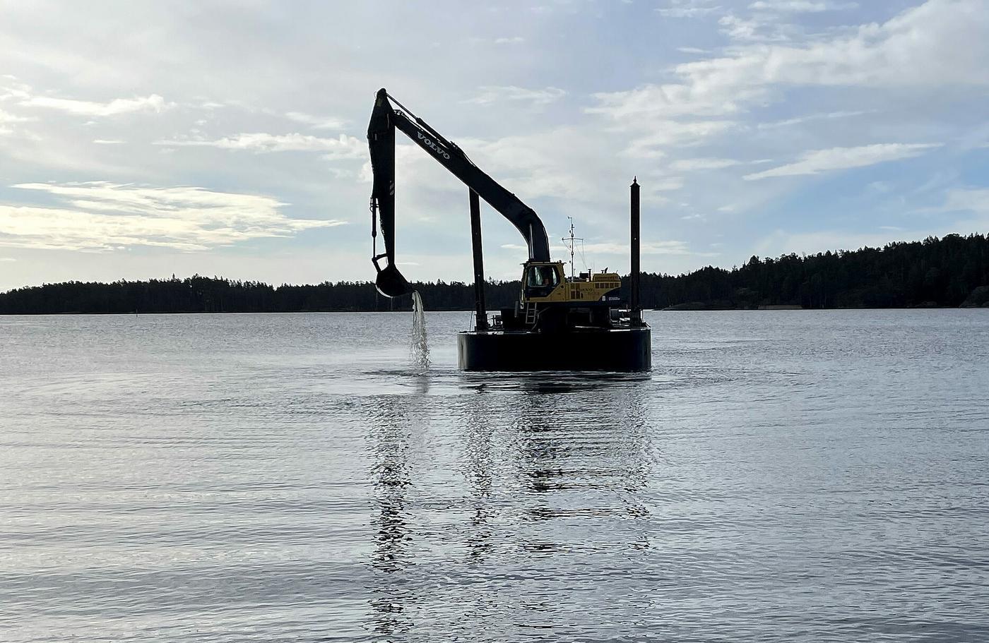 grävskopa på en pråm