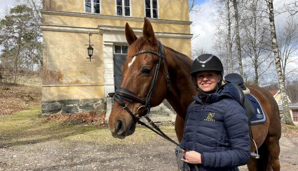 Kvinna och en häst i bruksmiljö