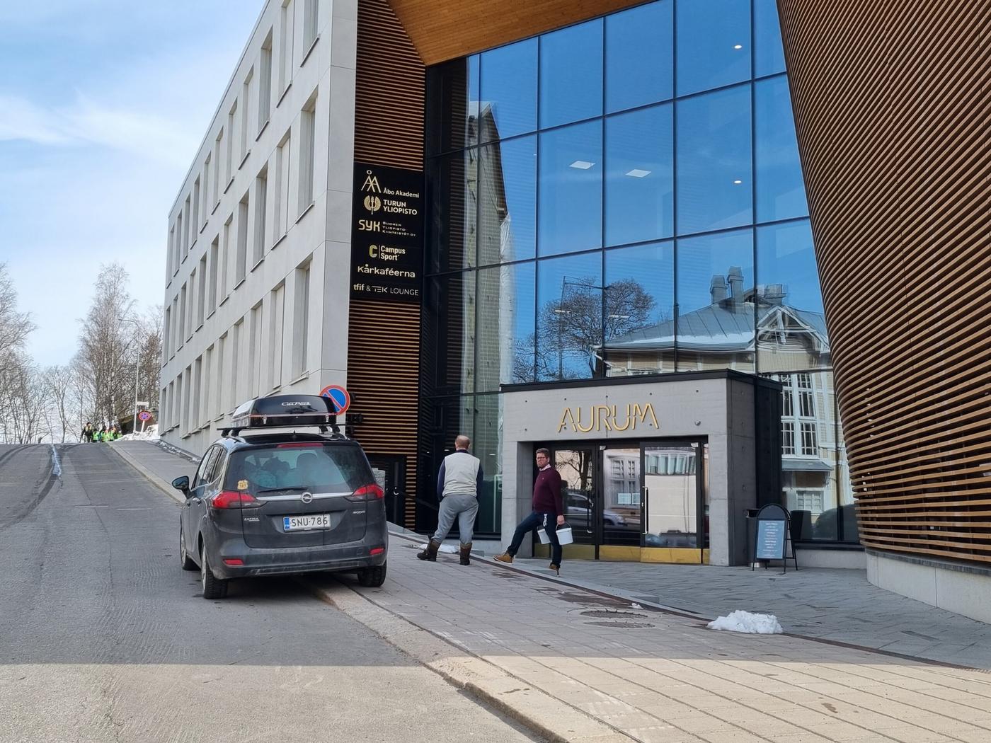 stort hus och gata