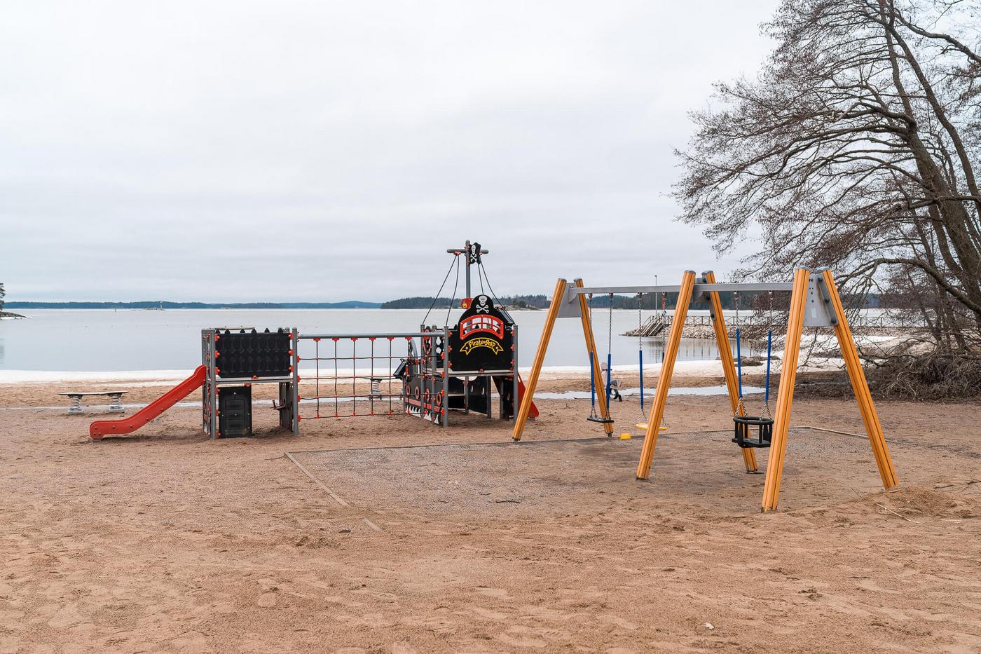 En lekpark vid en strand