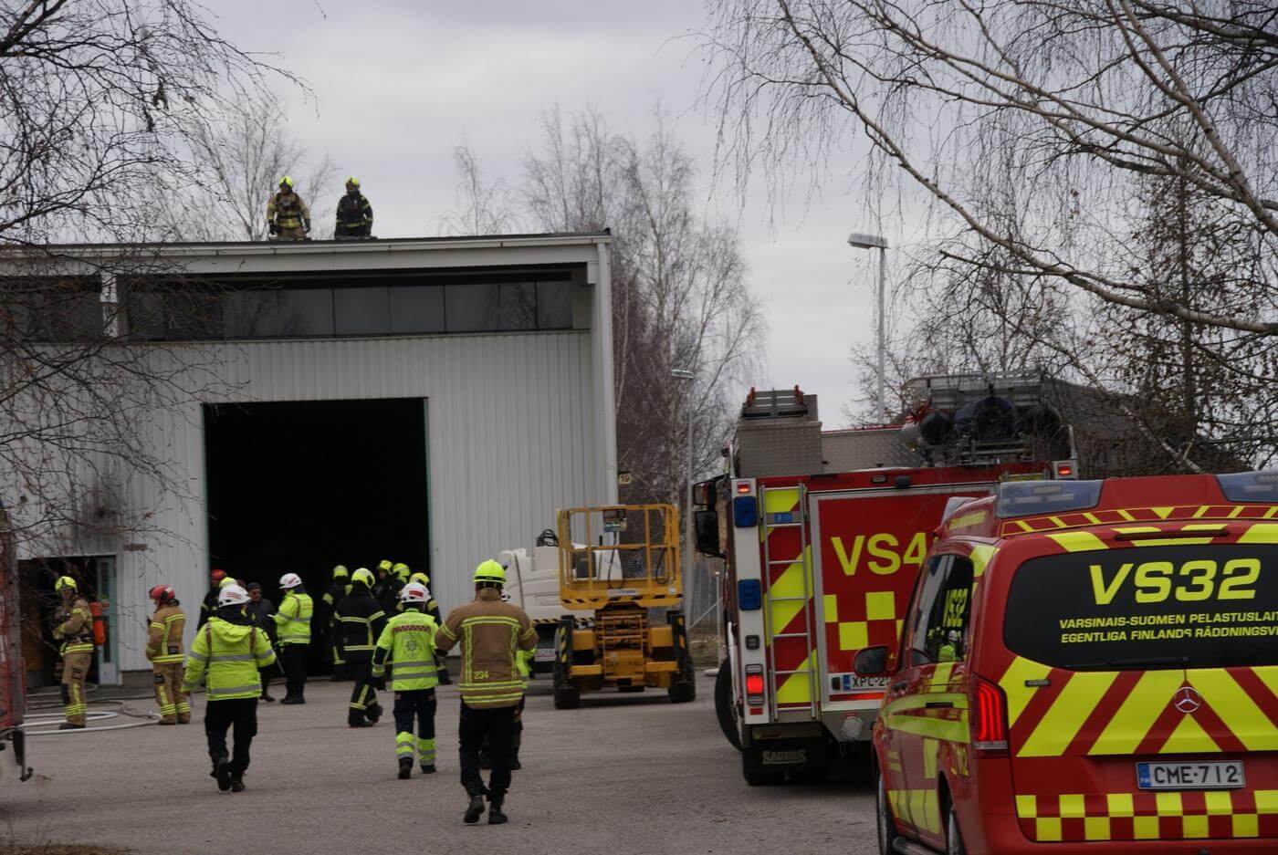 Brandmän och brabdbilar på olycksplats.