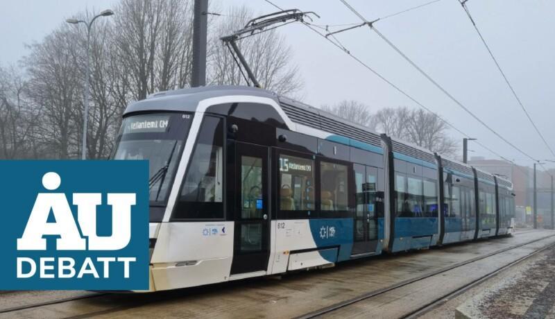 debattvinjett i blått nere till vänster, blåvit spårvagn bakom