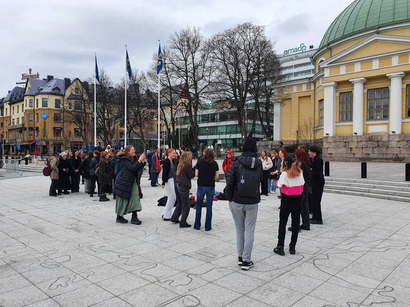 Studerande på torg.