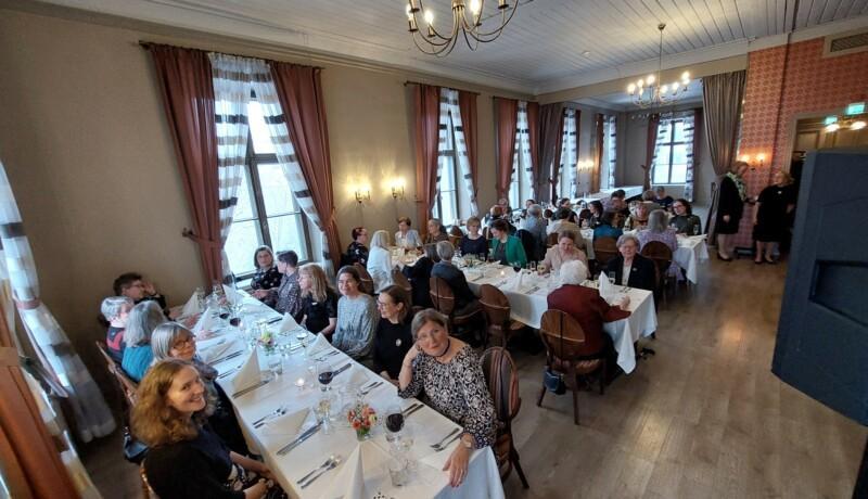 festligt dukade bord fotade snett uppifrån i fint rum