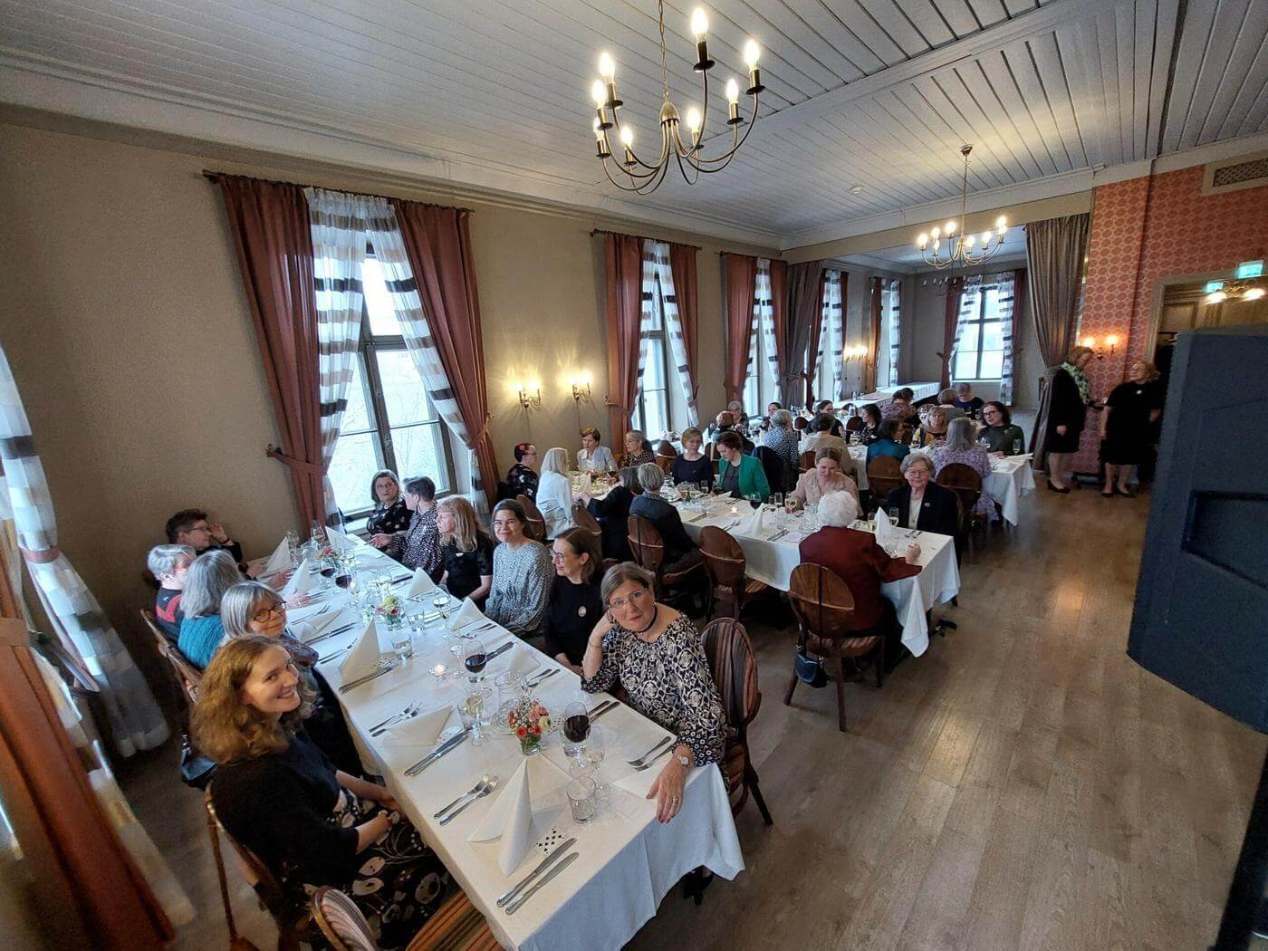 festligt dukade bord fotade snett uppifrån i fint rum