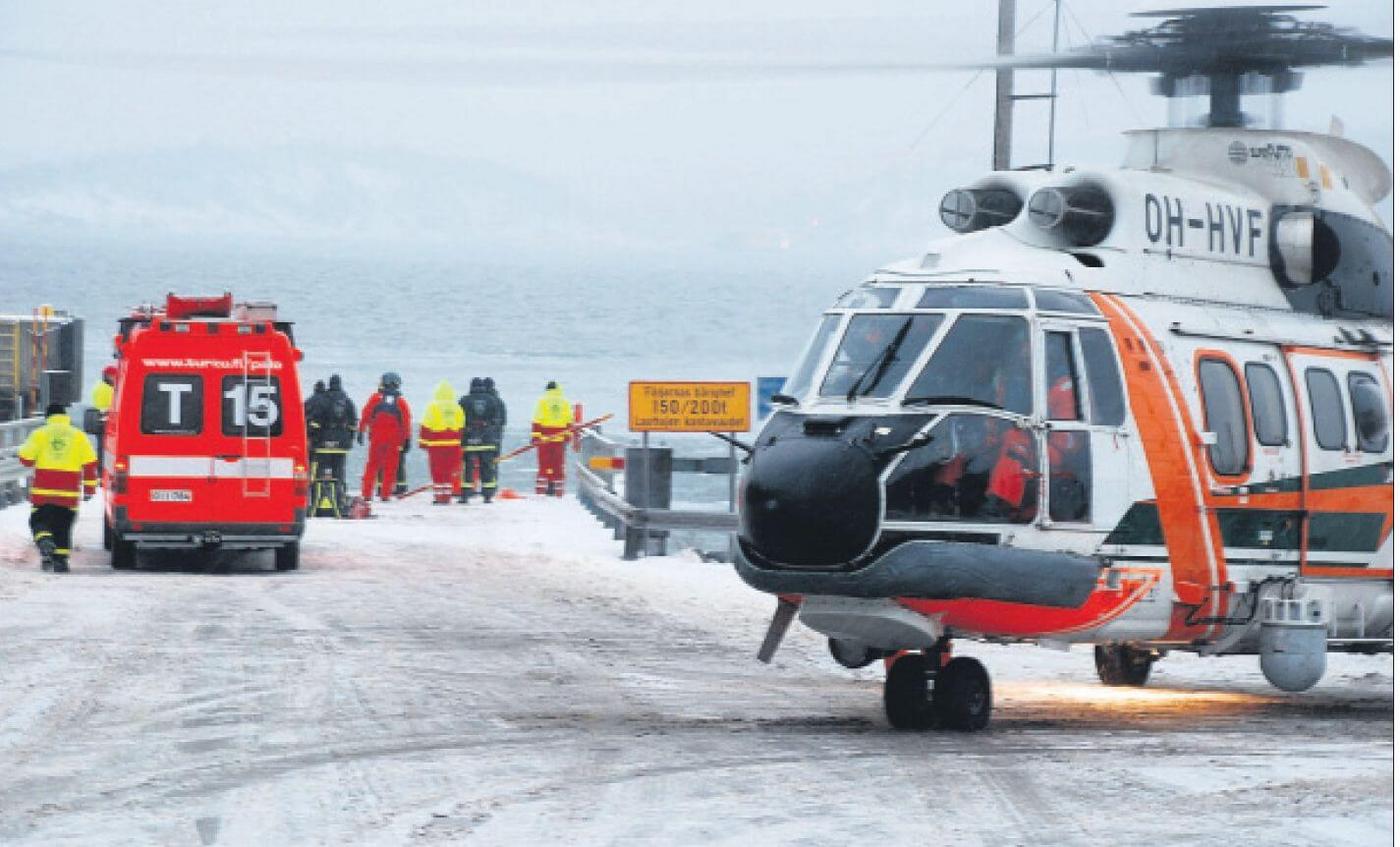 en helikopter vid ett färjefäste