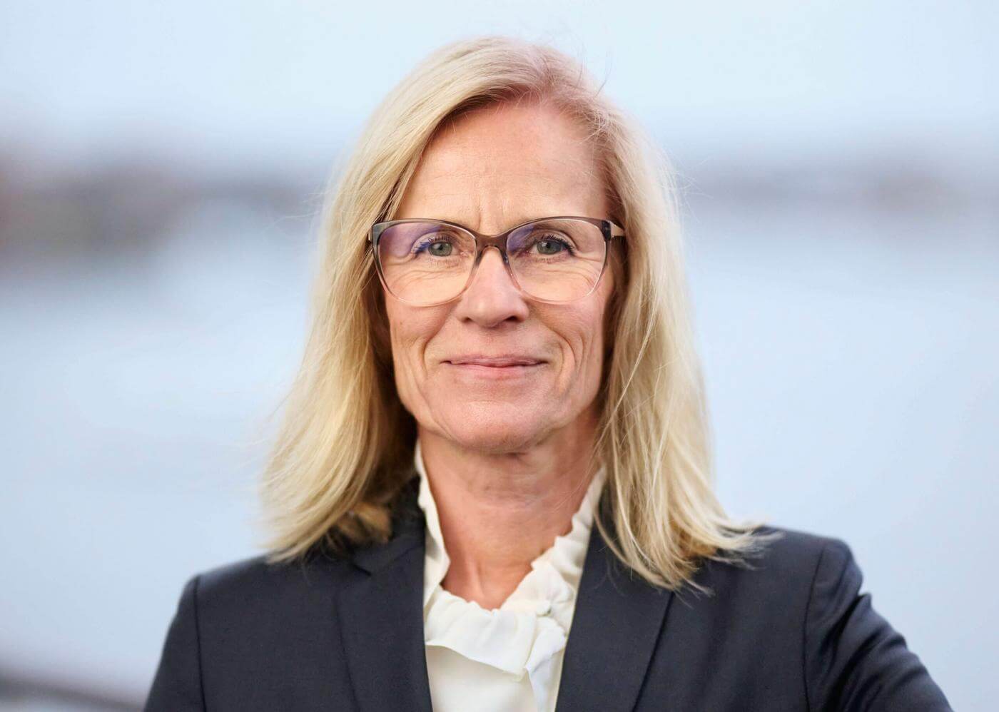 en kvinna med glasögon