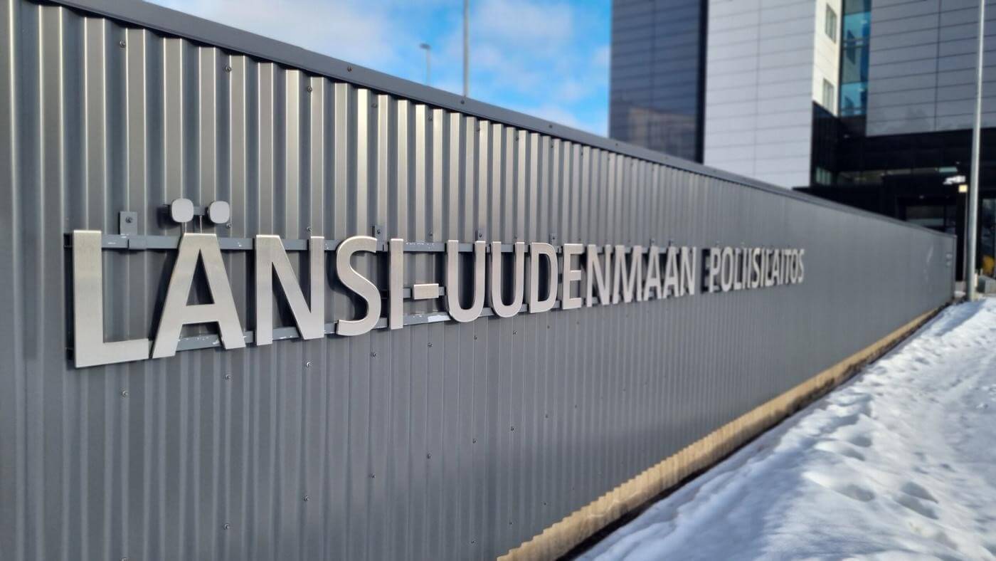Skylt med texten Länsi-uudenmaan Poliisilaitos.