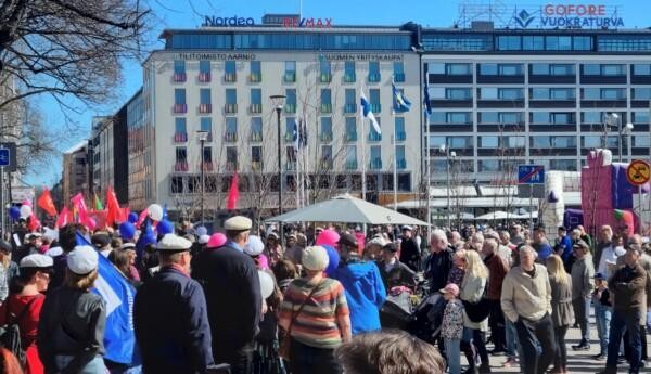 mängder av människor som firar första maj på ett torg