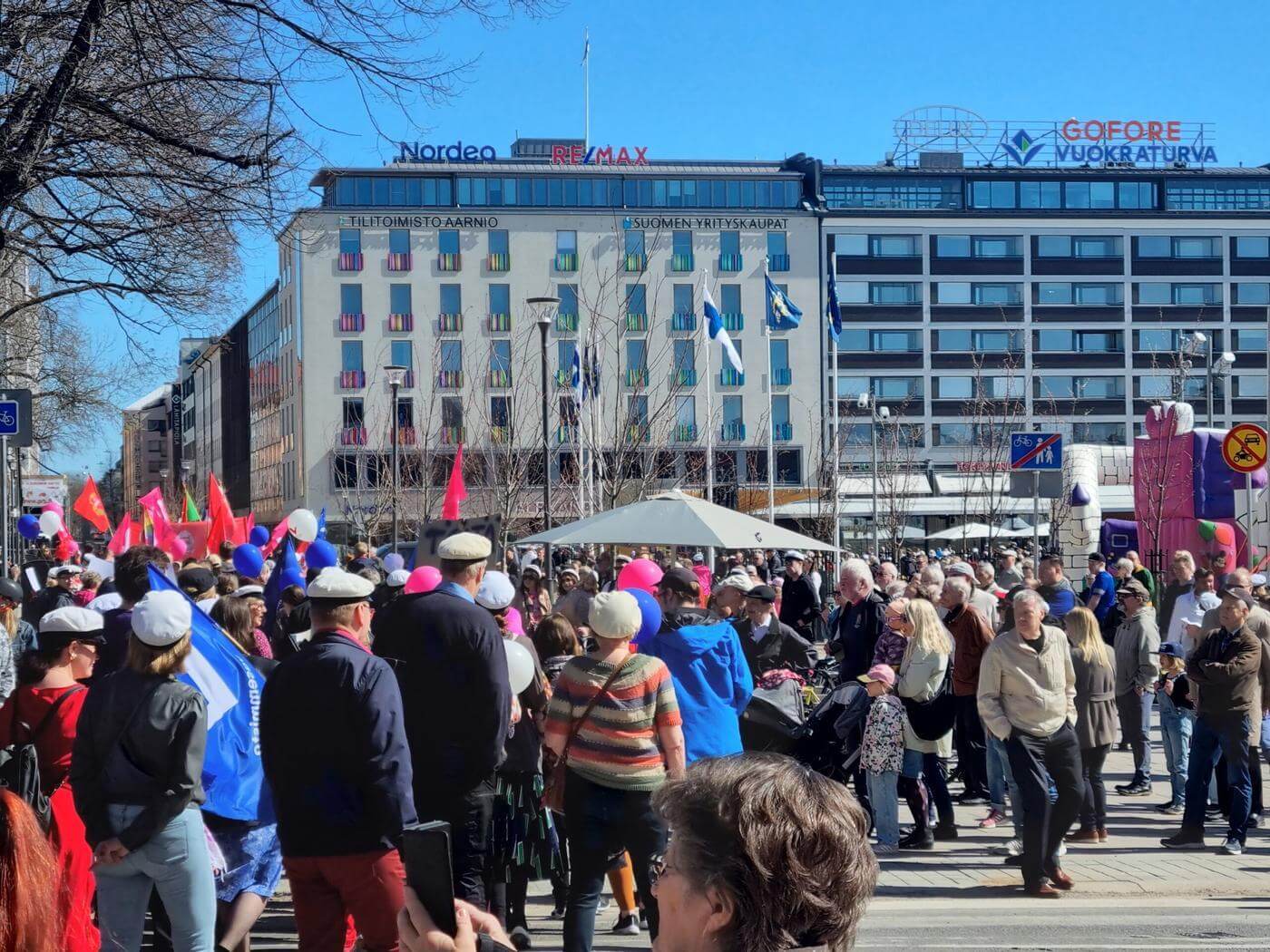 mängder av människor som firar första maj på ett torg