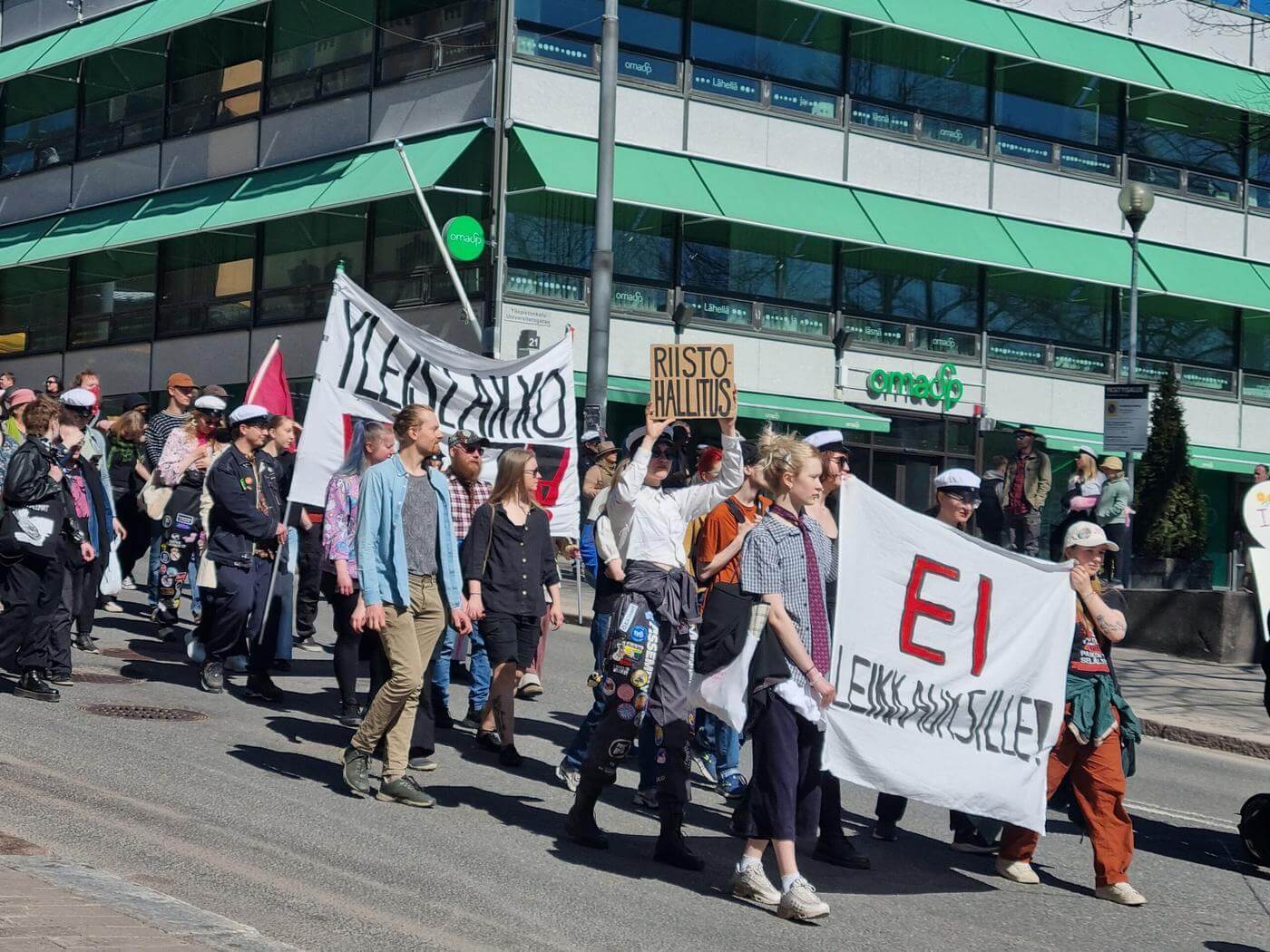 förstamajtåg i stad