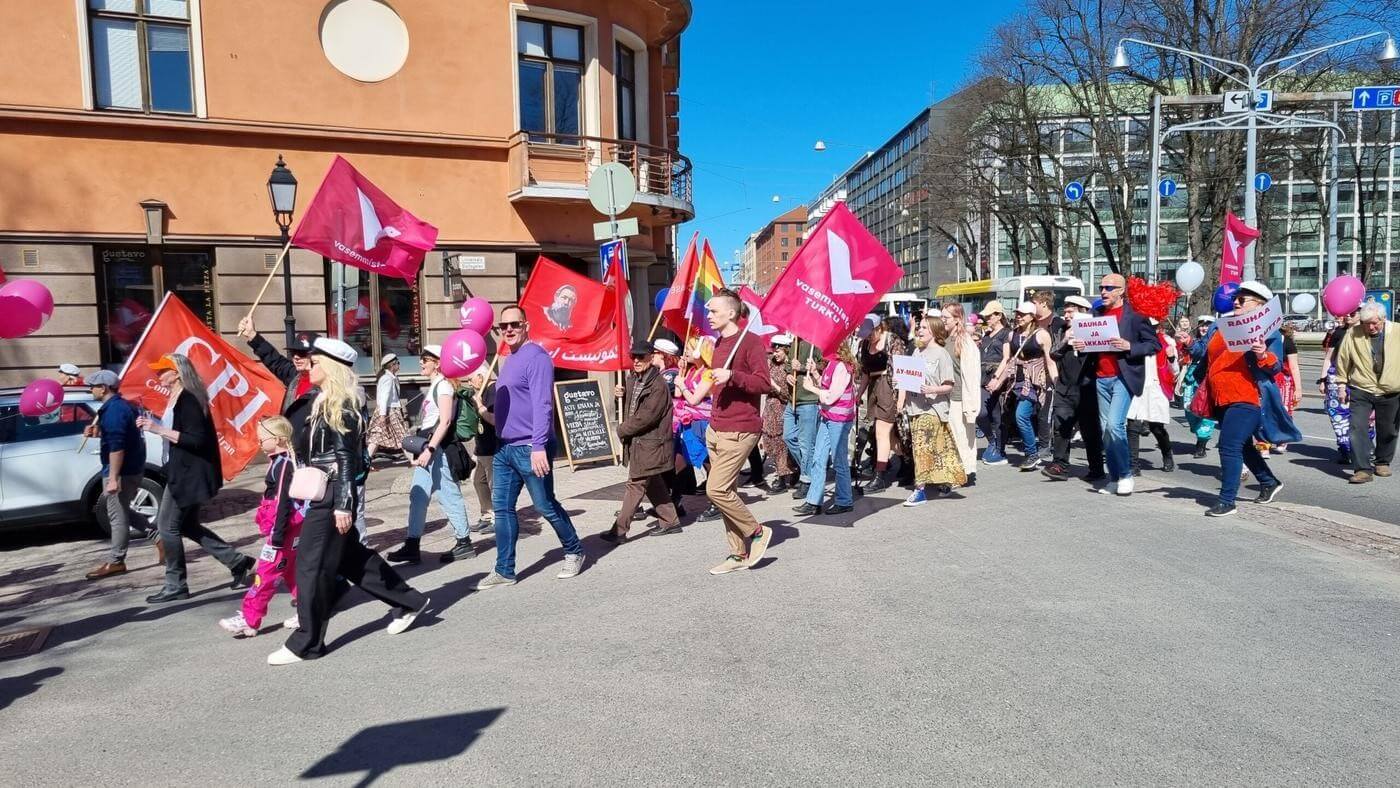 förstamajtåg med Vänsterförbundets rosa flaggor