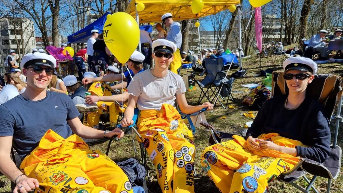 studerandekillar i solglasögon och vita studentmössor