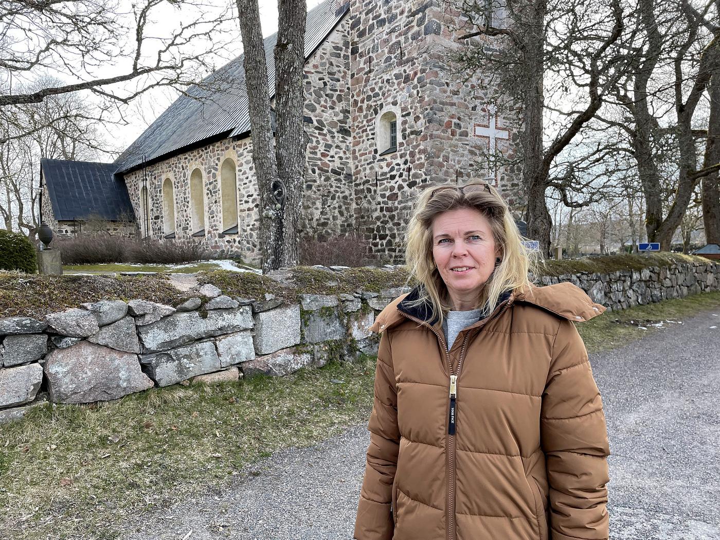 Kvinna utanför en kyrka