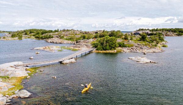 Skärgårdsvy med paddlare.