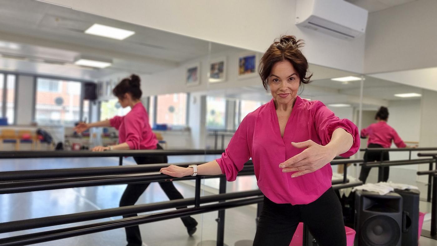 Kvinna i dansstudio.