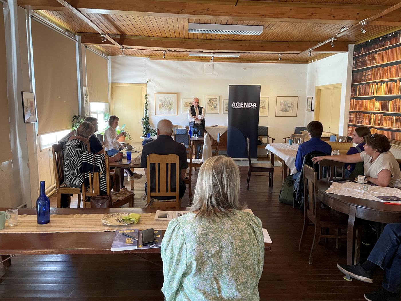 Presentation pågår med cirka tio åhörare.