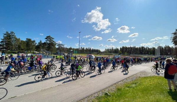 Cyklister startar lopp i solen.