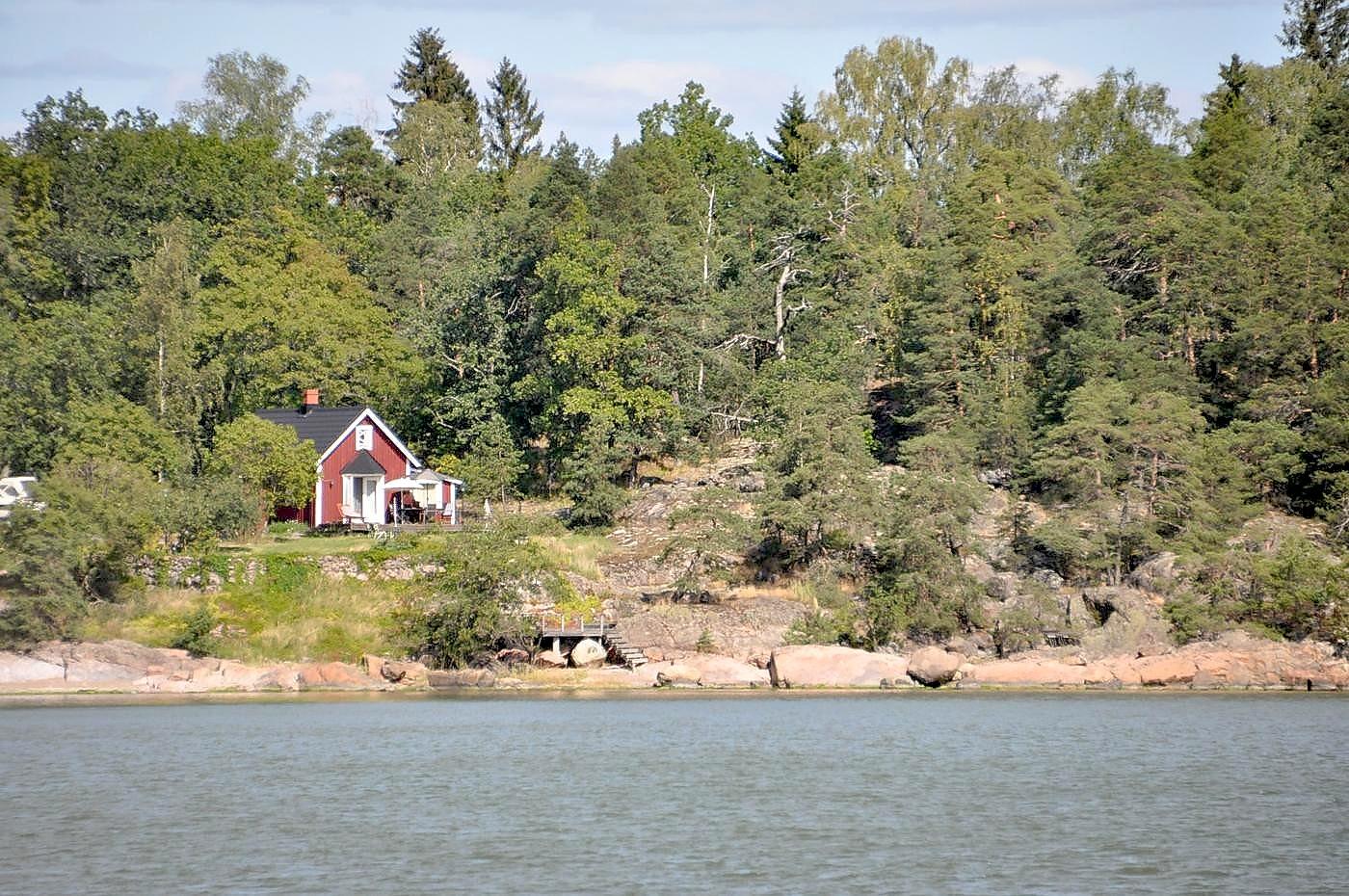 Skärgårdslanskap och en stuga.