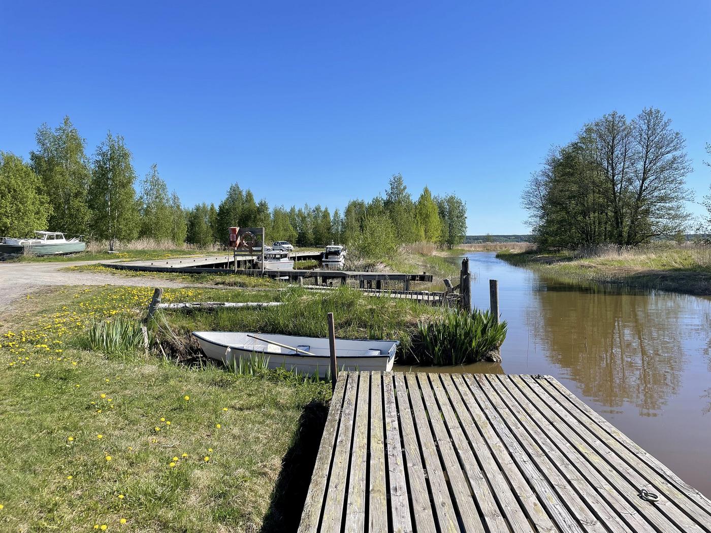 grönt område med bryggor och några båtar