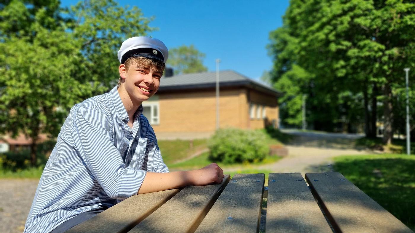 Ung kille med studentmössa på huvudet