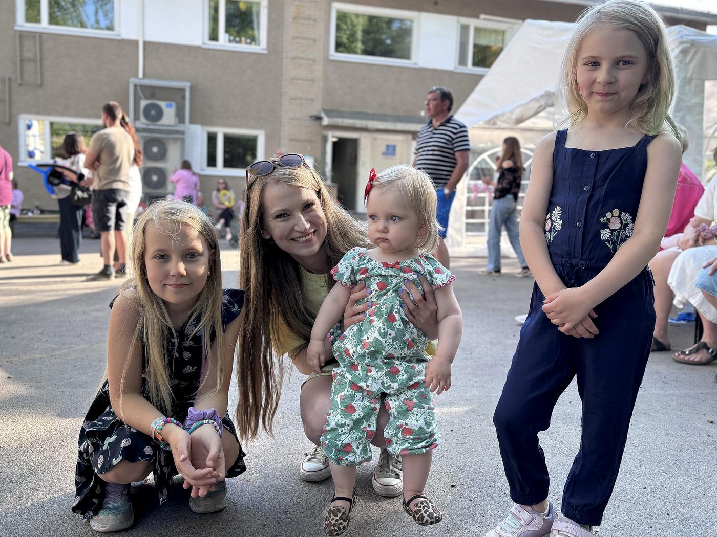 tre barn med sin mamma på dagisgård
