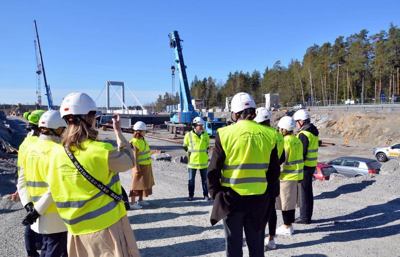 en grupp med människor i gula västar och vita hjälmar