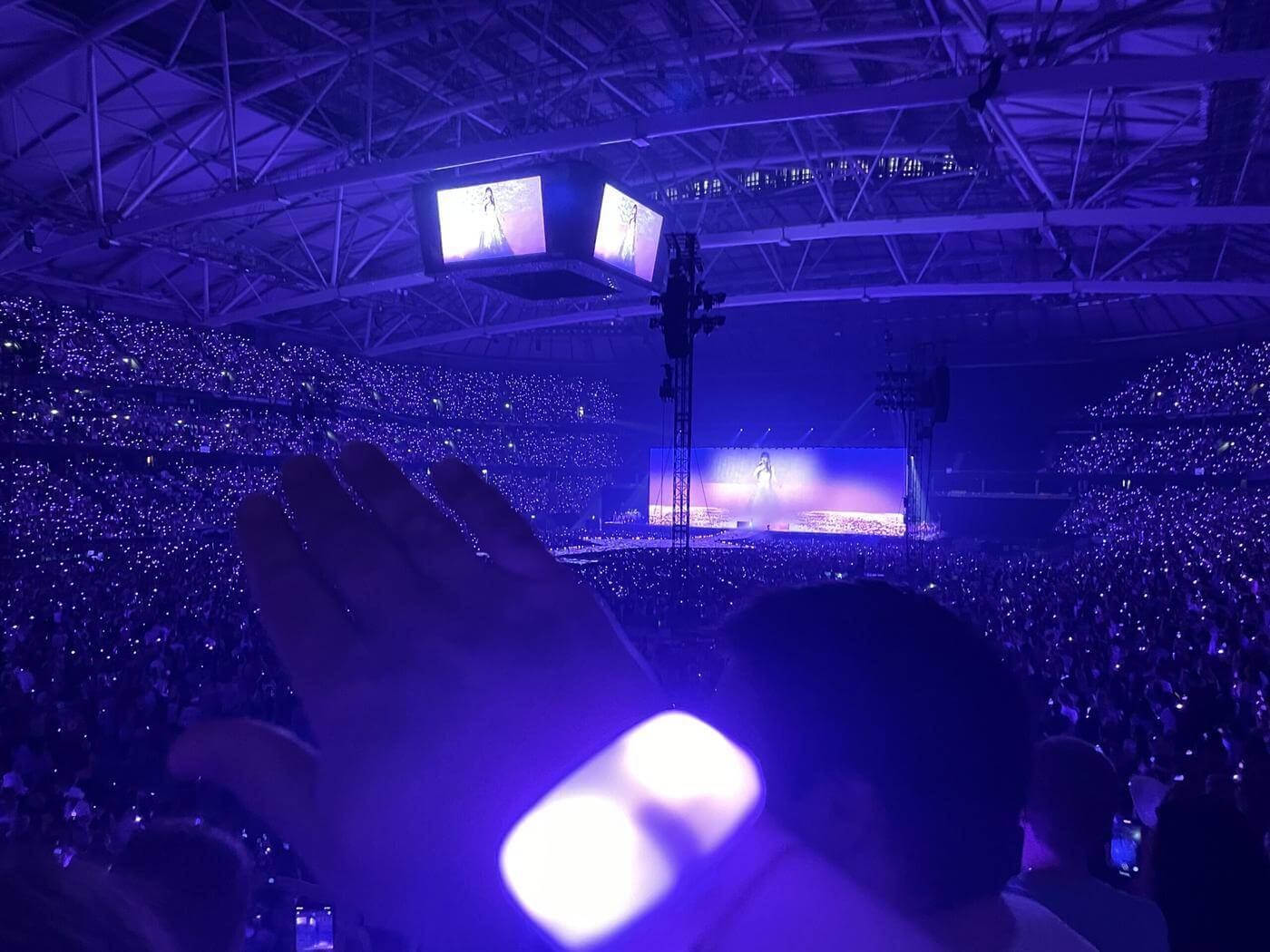 Stor publik med Led vristband på arena. 