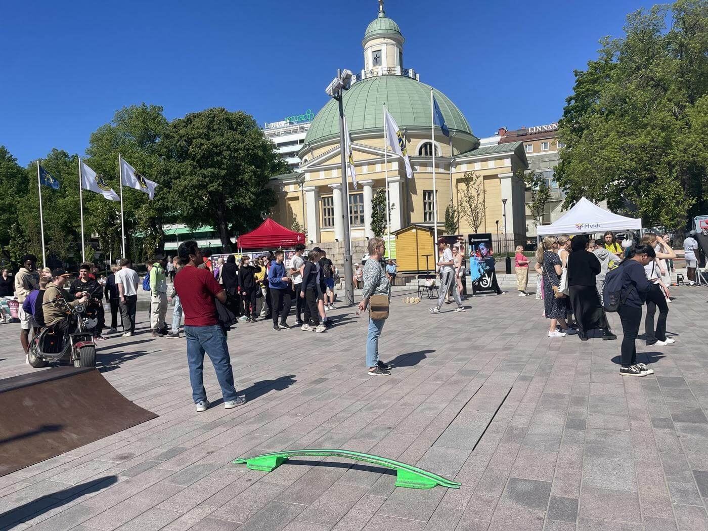 Olika stånd, människor och en skejtramp vid Åbo salutorg.