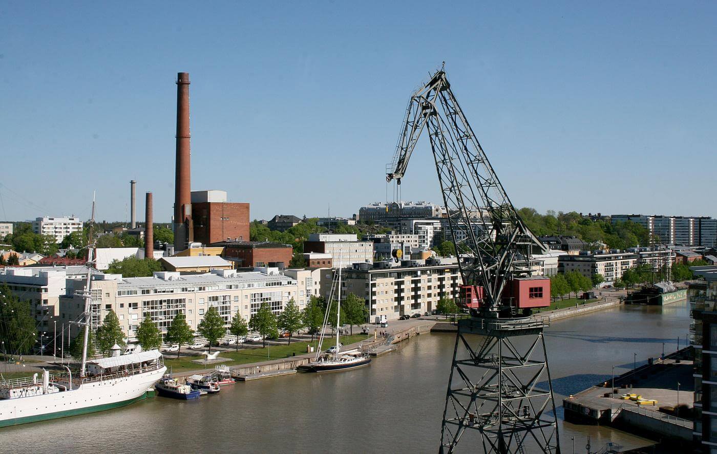 Aura ås mynning med Suomen Joutsen- skeppet och lyftkran.