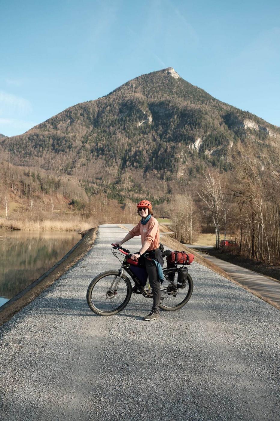 Max Thurston med sin cykel på utflykt. 