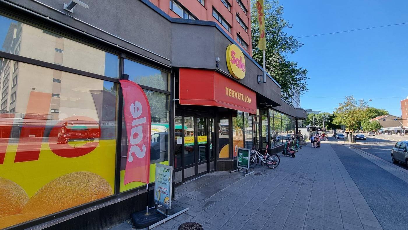 En butikslokal vid en gata i Åbo