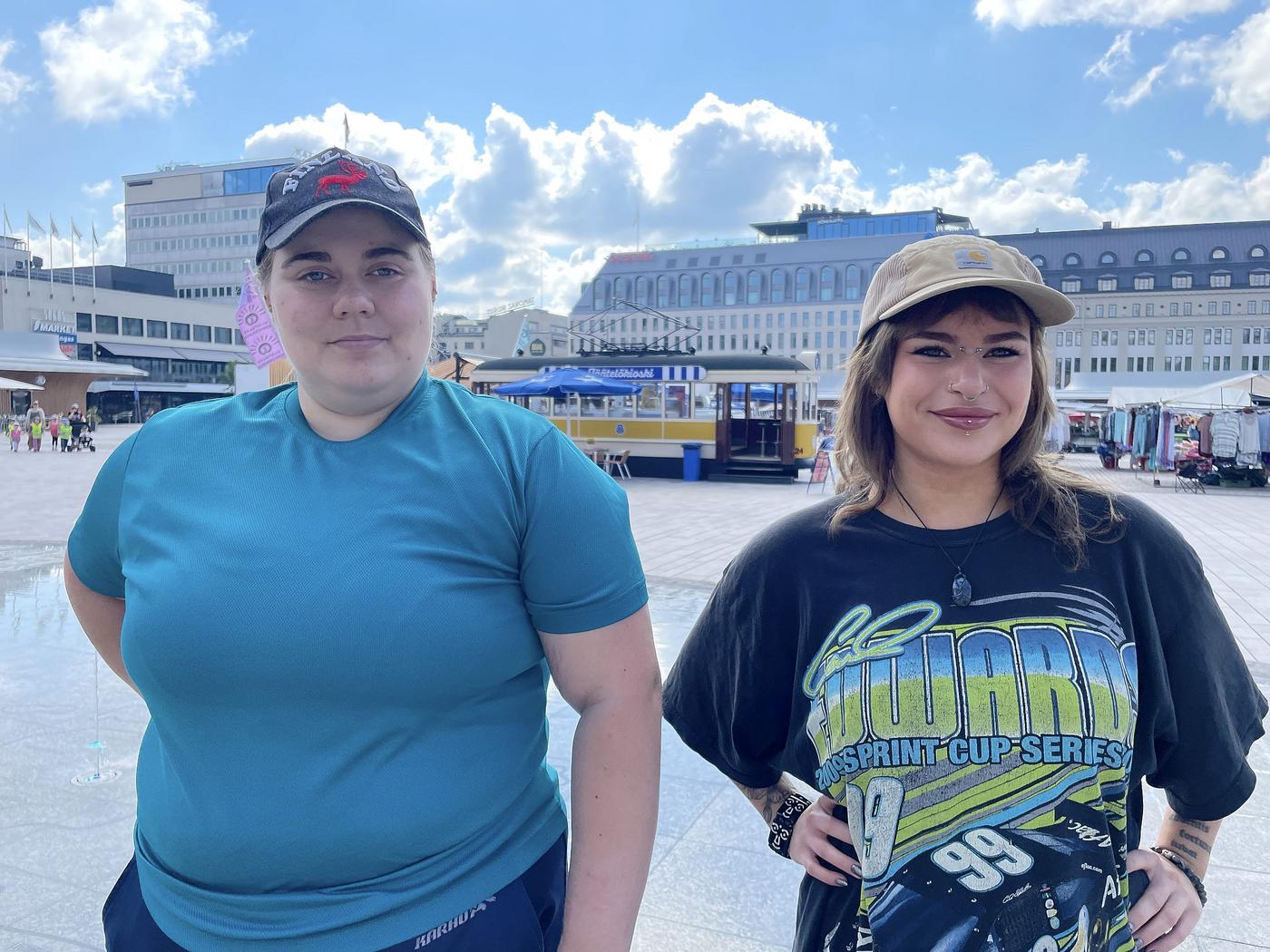 Elisabeth Mattsson och Linda Lehtinen på Åbo salutorg.