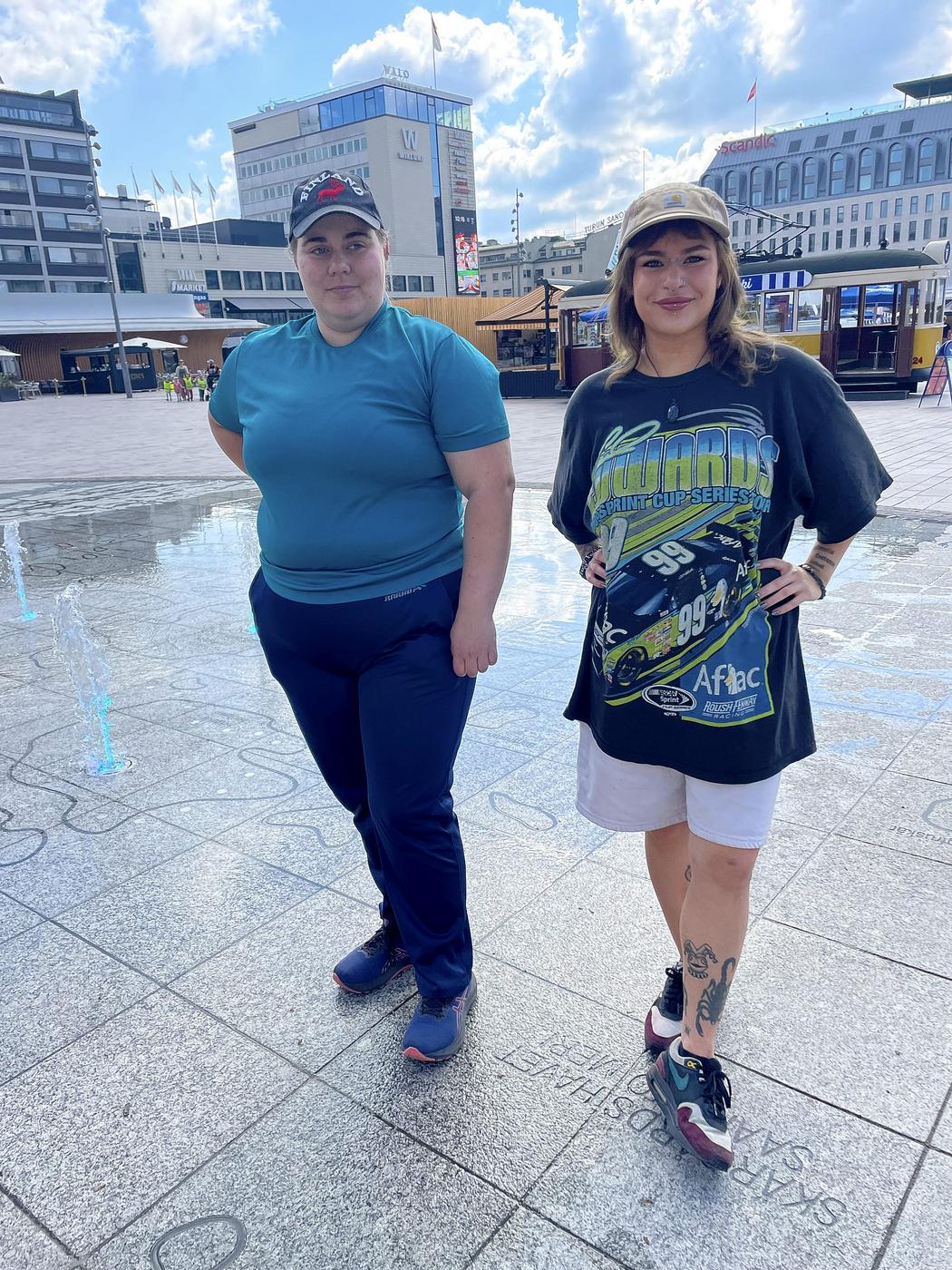 Elisabeth Mattsson och Linda Lehtinen på Åbo salutorg.