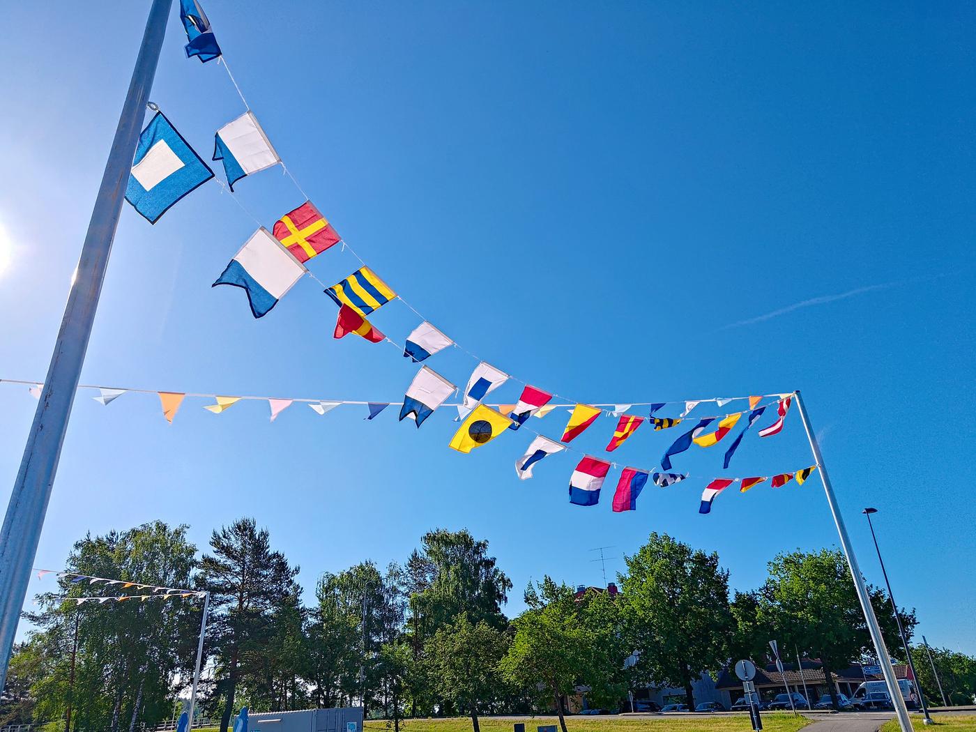 Signalflaggor i två rader.