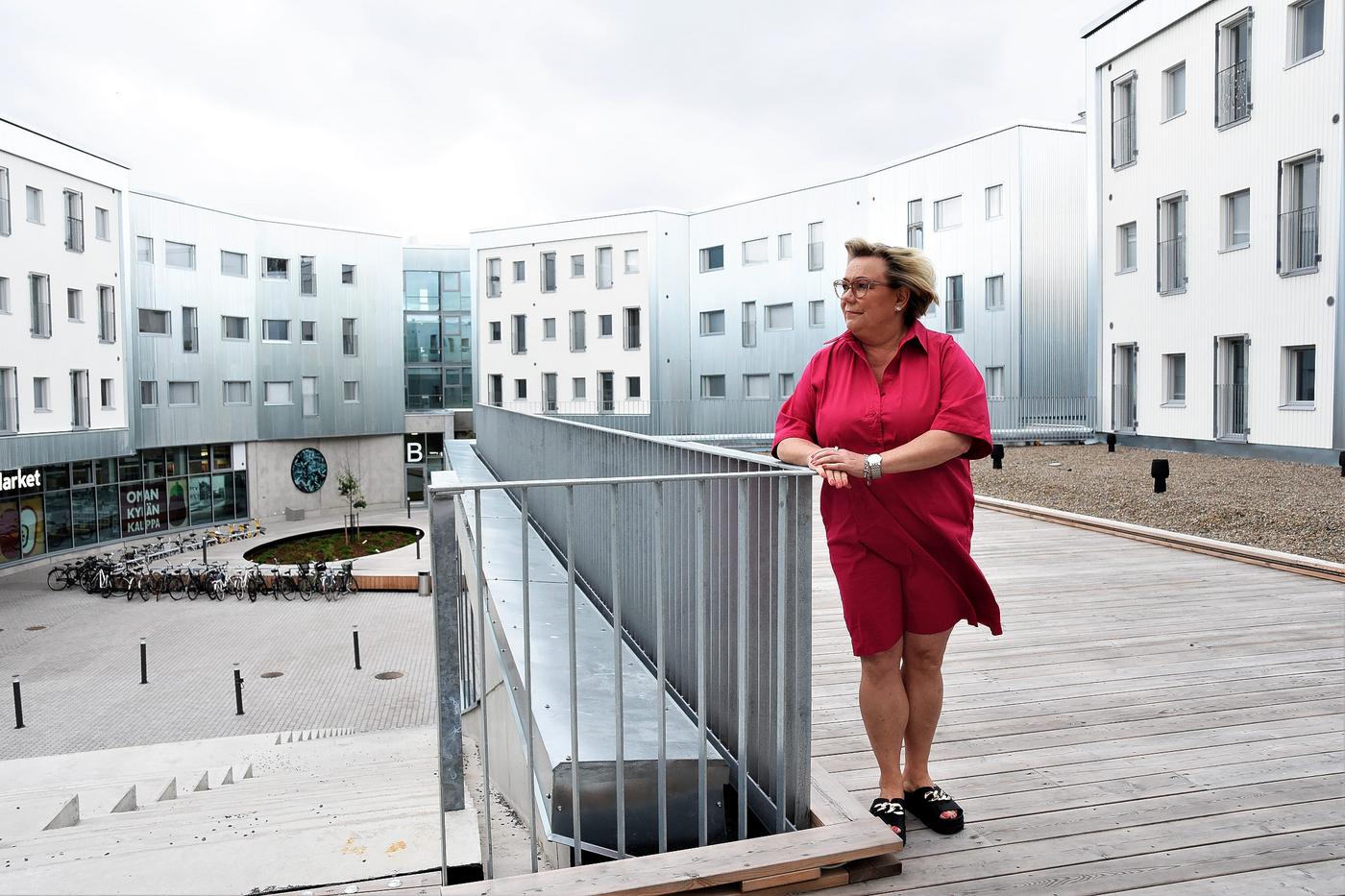 Pirjo Lipponen-Vaitomaa fotograferad framför studentboendet Tyyssija.