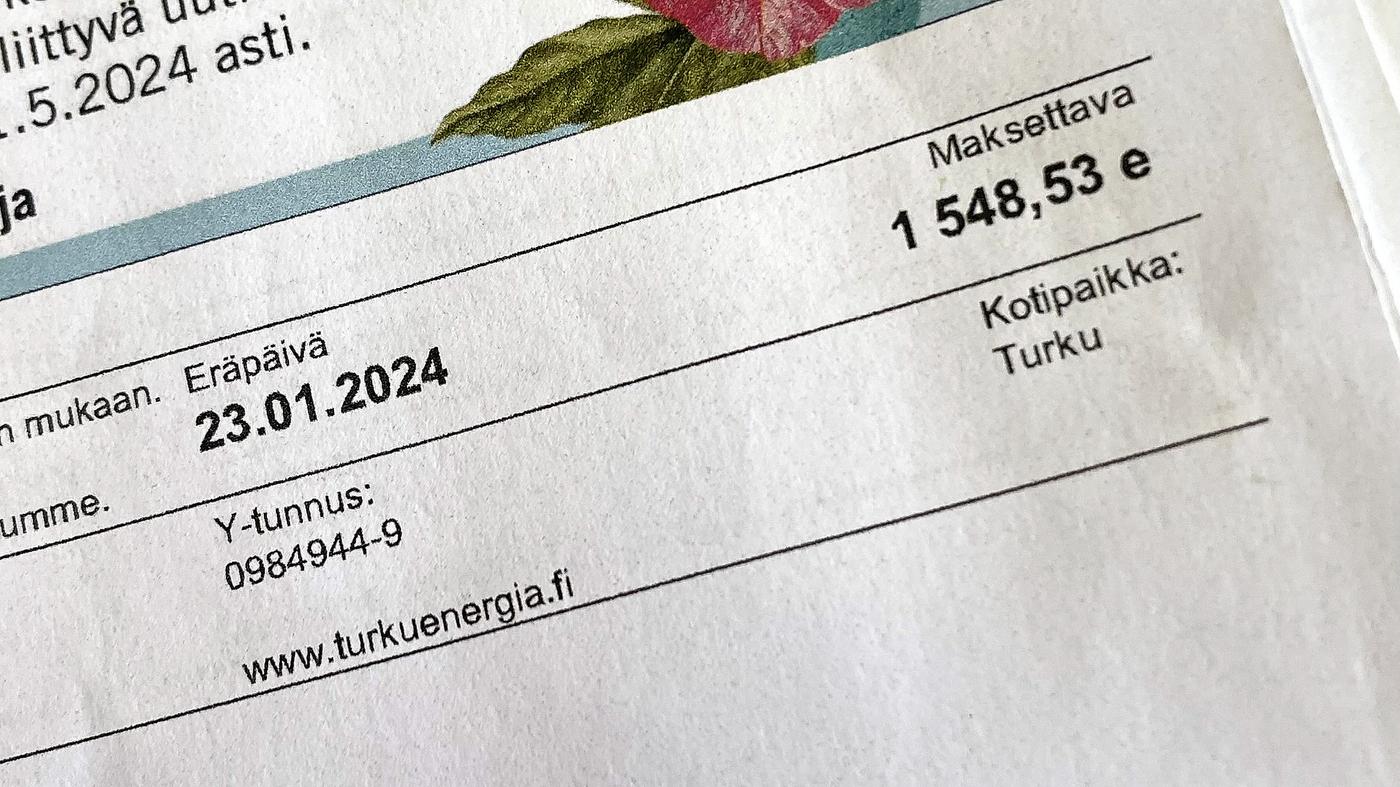 Bild på en dyr elräkning där summan är över 1500 euro.